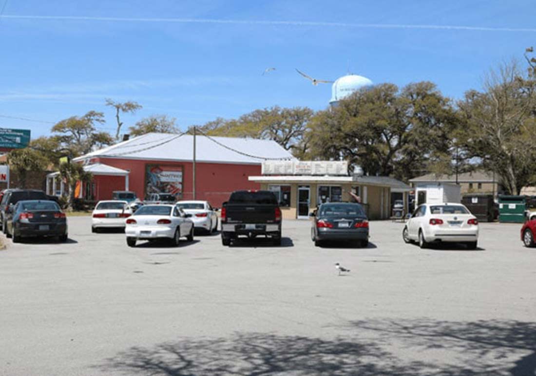 Cars in parking lot of El's Drive-In in Morehead City, NC